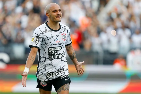 Corinthians vence Athletico-PR e se aproxima da vaga na Libertadores