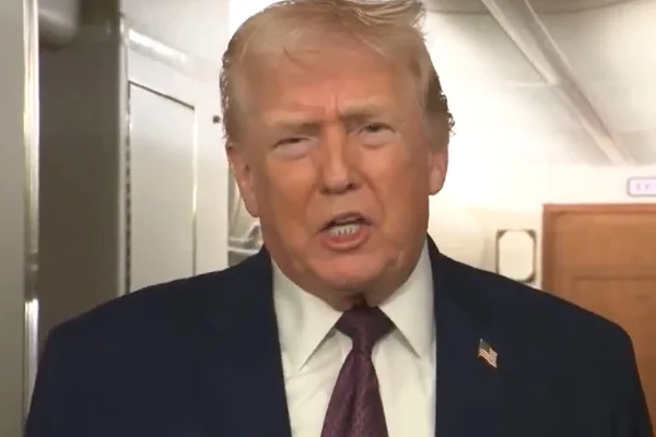 Foto colorida do presidente Donald Trump