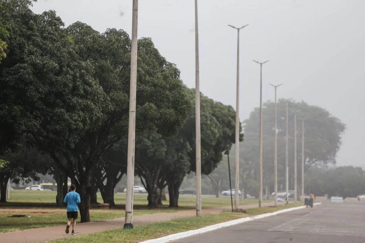 O céu de Brasília amanheceu tomado por uma forte neblina O céu de Brasília amanheceu tomado por uma forte neblina