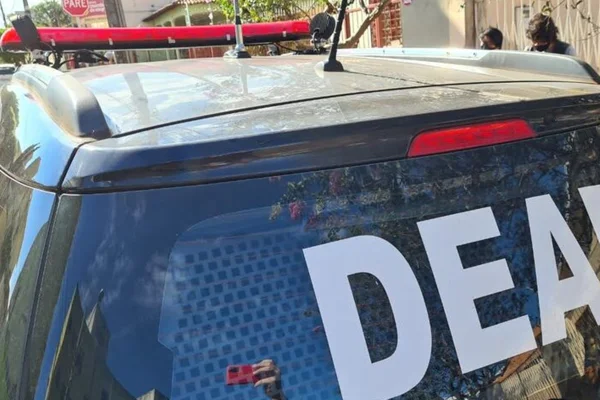 O homem foi detido e encaminhado à Delegacia Especializada de Atendimento à Mulher