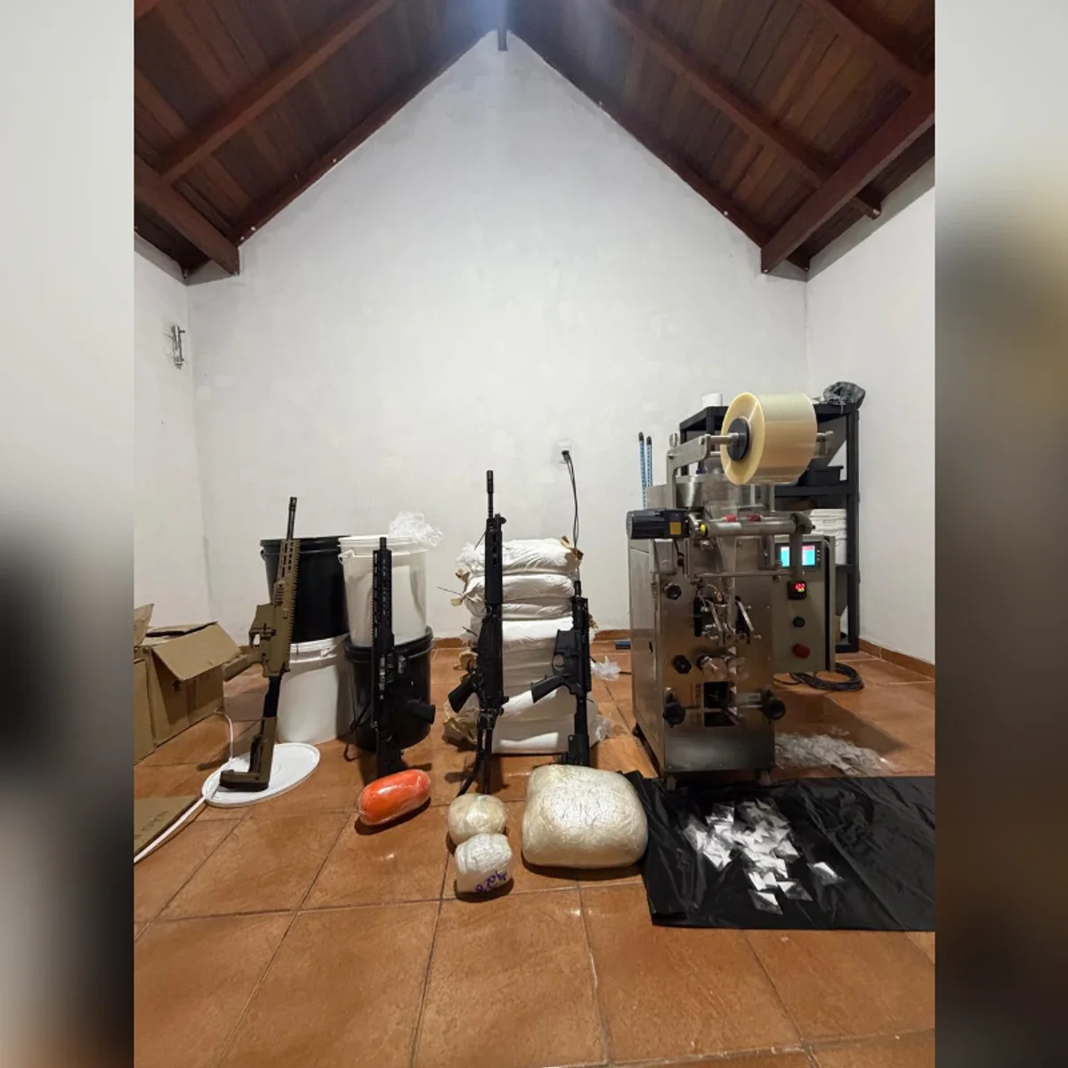 Apreensão de fuzis e prisões na Operação Última Parada contra PCC em SP