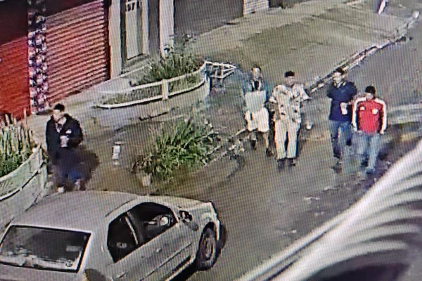 A Polícia Civil do Distrito Federal (PCDF), prendeu, nesta quinta-feira (14/3), dois homens de 20 e 21 anos que estavam foragidos por tentativa de homicídio durante as festividades de Carnaval no DF. Os crimes aconteceram no dia 12 de fevereiro, onde, na ocasião, um jovem de 18 anos havia sido alvejado na Avenida Luiz Estevão (Estrutural).
