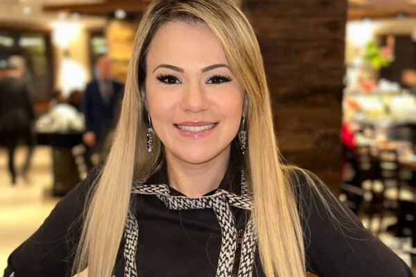 Ex-affair de Alexandre Correa, Flavinha Cheirosa beija muito em festa - Metrópoles