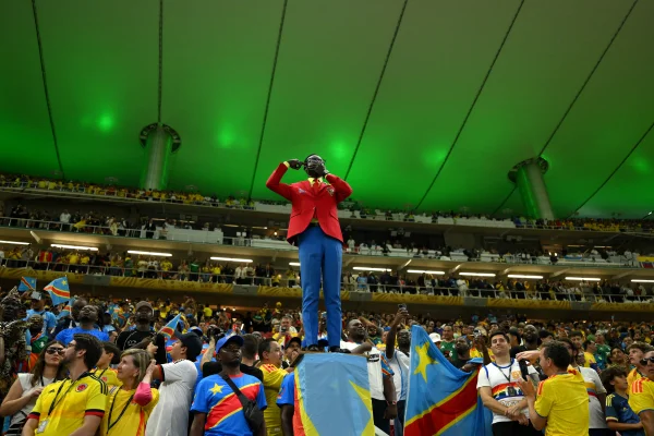Torcedor símbolo da RD Congo estreia nas arquibancadas da Copa - destaque galeria Torcedor símbolo da RD Congo estreia nas arquibancadas da Copa - destaque galeria