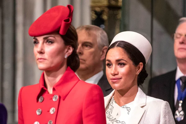 Foto colorida de duas mulheres em fila, a primeira está com roupa toda vermelha, já a segunda com uma roupa bege - Metrópoles