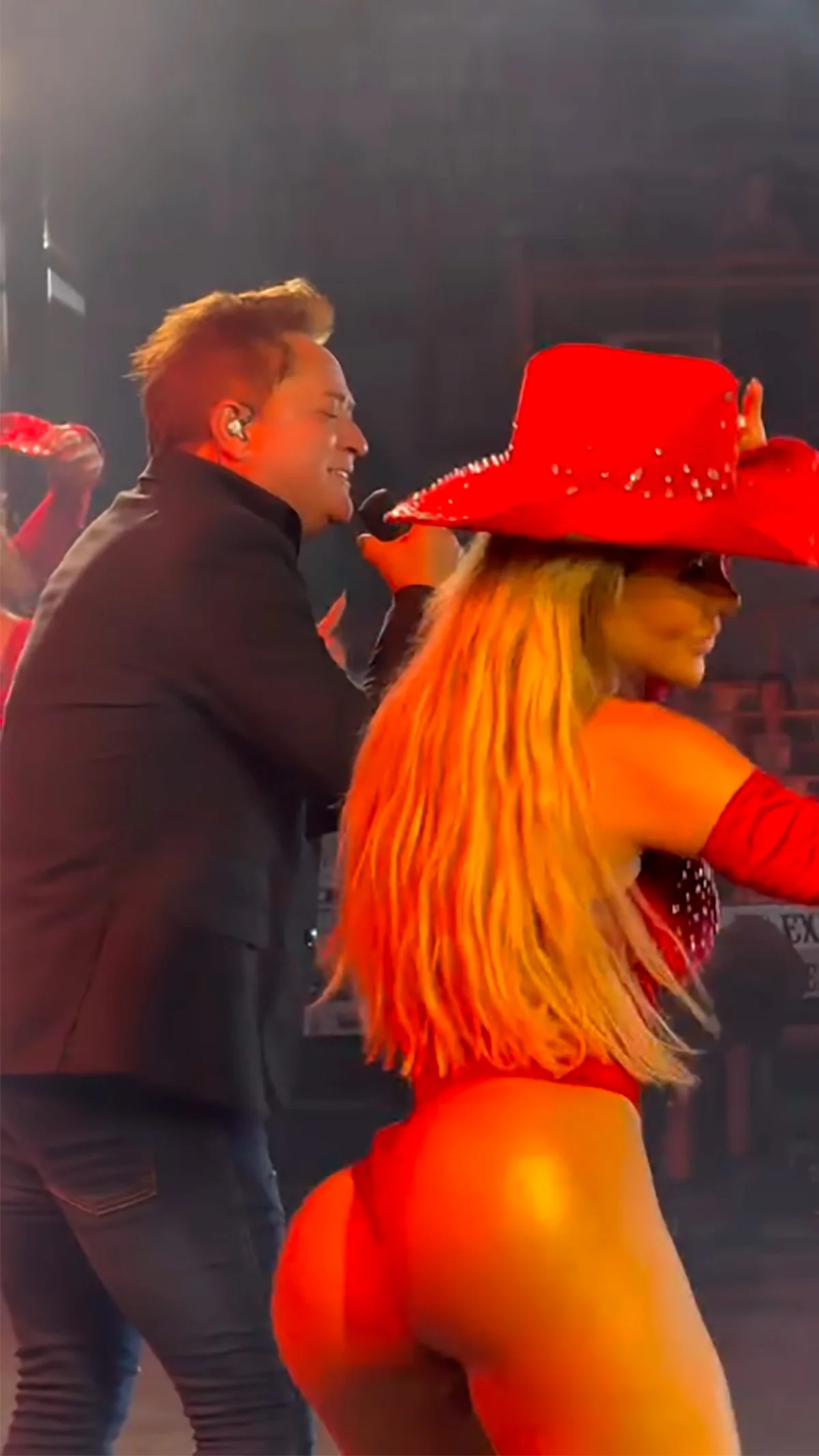 Bailarinas do Leonardo usam look ousado Bailarinas do Leonardo usam look ousado