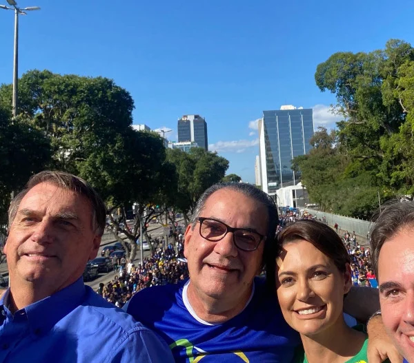 Marcha para Jesus vira comício dos Bolsonaros e seus candidatos