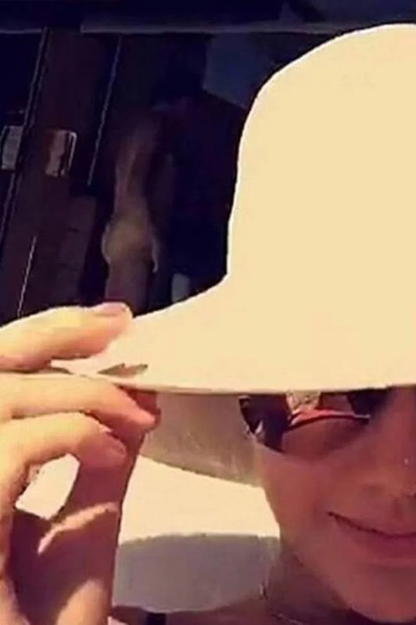 Mulher de Roberto Justus comete gafe e posta foto de homem nu