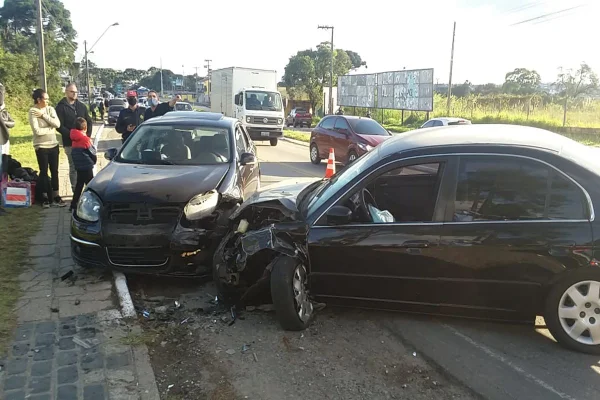 Carro se choca contra outros dois