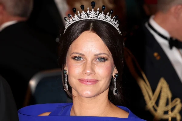 Foto colorida de mulher com tiara de pedras preciosas - Metrópoles
