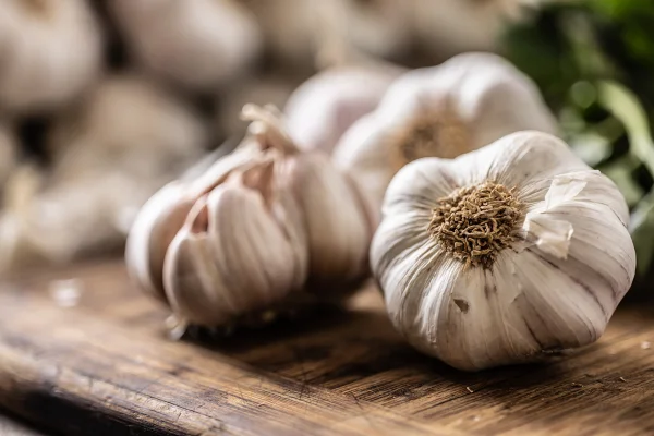 Alho orgânico com casca, pronto para ser usado no preparo de alimentos. Metrópoles