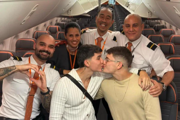 Casal que ficou noivo em voo. A tripulação posa em volta - Metrópoles