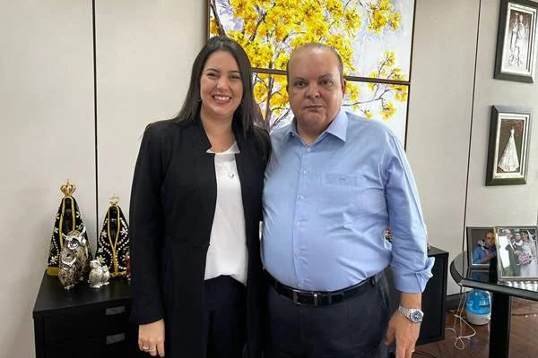 A futura secretária de Desenvolvimento Social, Ana Paula Marra, posa para foto sorrindo e abraçada com o governador Ibaneis Rocha em seu gabinete no Buriti - Metrópoles