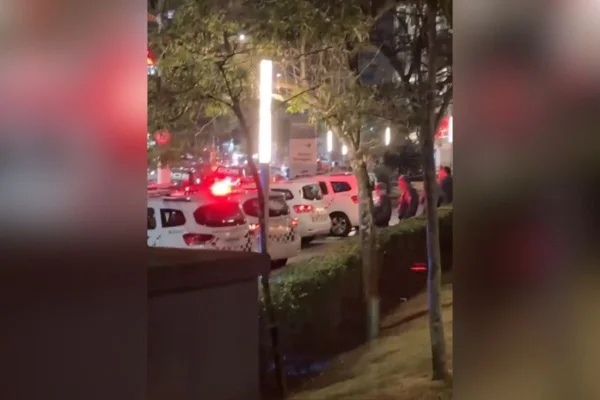Imagem colorida mostra policiais em shopping onde homem matou ex. Metrópoles