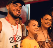 Preta Gil, Francisco Gil e a neta, Sol de Maria posam juntos