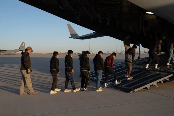 Agentes de segurança da Proteção de Fronteiras dos EUA guiam deportacão de imigrantes ilegais a bordo de um avião C-17 Metrópoles 1