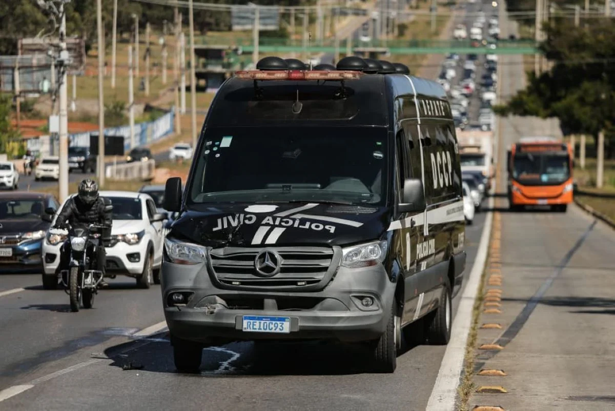 Viatura da Divisão de Controle e Custódia de Presos (DCCP) se envolve em acidente durante transporte de detentos, na EPTG.
Viatura da Divisão de Controle e Custódia de Presos (DCCP) se envolve em acidente durante transporte de detentos, na EPTG.