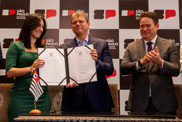A Secretaria de Meio Ambiente e Infraestrutura, Natalia Resende, o governador de São Paulo Tarcísio de Freitas e o secretário da Casa Civil, Arthur Lima.