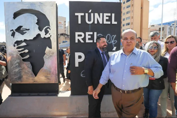 Imagem colorida do governador do Distrito Federal Ibaneis Rocha, em frente a uma placa do Tunel Rei Pele - Metrópoles