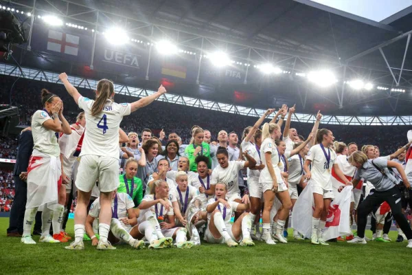 Com recorde histórico de público, Inglaterra conquista a Euro feminina