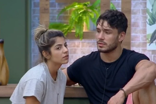 Após polêmicas, Hariany é flagrada aos beijos com Lucas em festa
