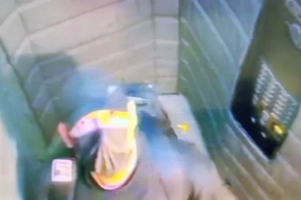 Imagem colorida mostra criminoso que participou de roubo de cofre com joias em SP. Metrópoles