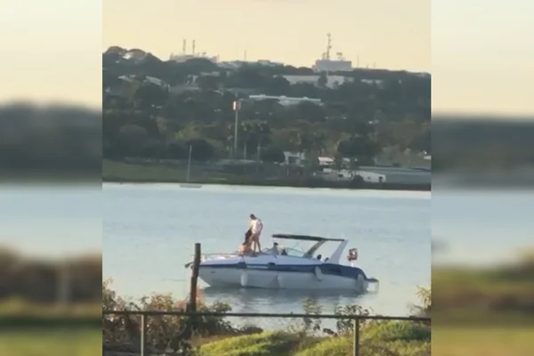 Vídeo de suruba: à luz do dia, casais fazem sexo em lancha no Lago Paranoá