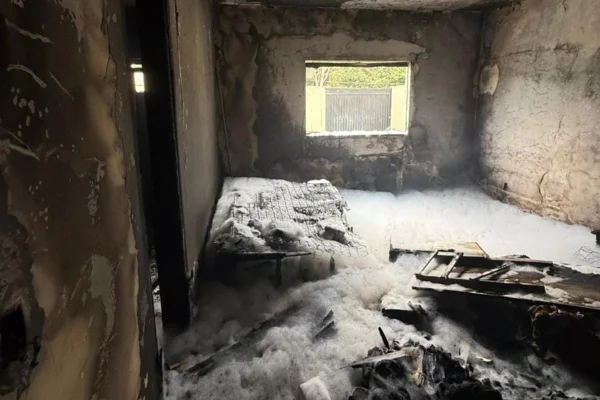 Casa de alto padrão pega fogo no DF e incêndio destrói quarto
