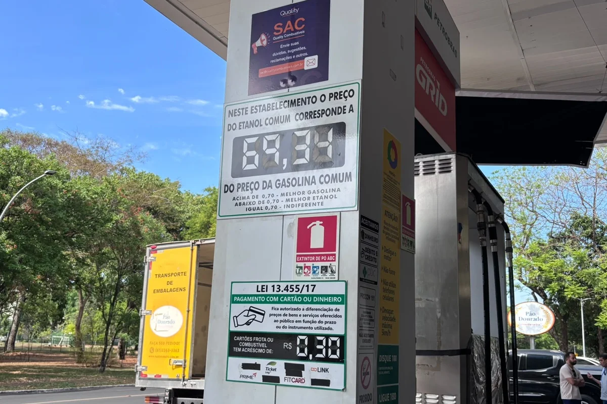 A fiscalização ocorre após postos de combustíveis do Distrito Federal voltarem a registrar, nessa quinta-feira (24/9), aumento de R$ 0,20 no litro da gasolina. Em alguns estabelecimentos, o combustível passou a ser comercializado por R$ 6,89 o litro A fiscalização ocorre após postos de combustíveis do Distrito Federal voltarem a registrar, nessa quinta-feira (24/9), aumento de R$ 0,20 no litro da gasolina. Em alguns estabelecimentos, o combustível passou a ser comercializado por R$ 6,89 o litro