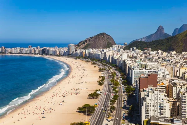 Praia rodeada de prédios