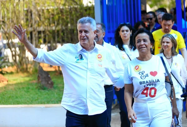 Rollemberg vota acompanhado da mulher e de candidatos da chapa