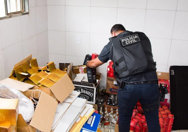 Prisão de agente suspeito de homicídio revela fraude em bebidas