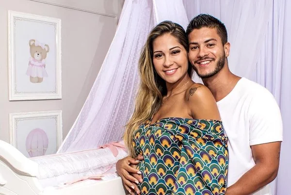 Mayra Cardi posa com a filha e mostra antes e depois da gravidez