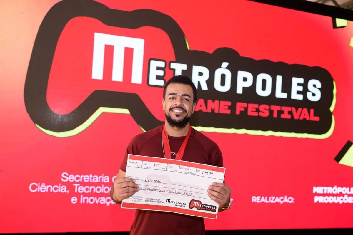 Andre Luiz Gil recebe, neste domingo (23/8), a premiação pelo 3º lugar na competição de Granblue, realizada na sexta-feira (21/8), durante o Metrópoles Game Festival, em Brasília Andre Luiz Gil recebe, neste domingo (23/8), a premiação pelo 3º lugar na competição de Granblue, realizada na sexta-feira (21/8), durante o Metrópoles Game Festival, em Brasília