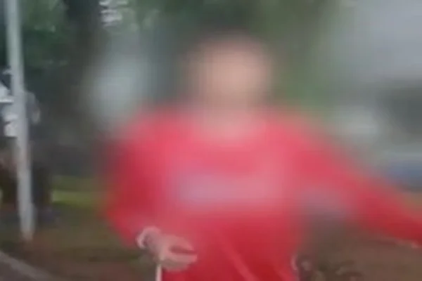 “Menina Etrom” insulta jovem em rua do DF: “Deve ser africano”. Vídeo