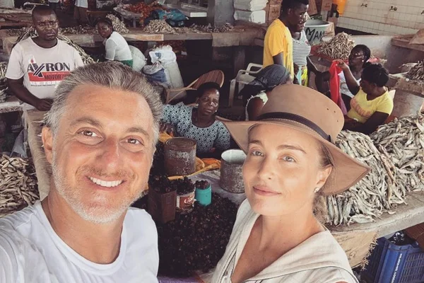 Luciano Huck faz doações a crianças africanas e comove internet