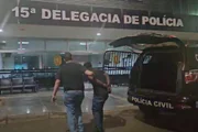 Momento em que o suspeito é levado para a delegacia Momento em que o suspeito é levado para a delegacia