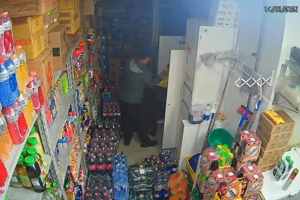 Imagem colorida mostra homem roubando mercado. Metrópoles