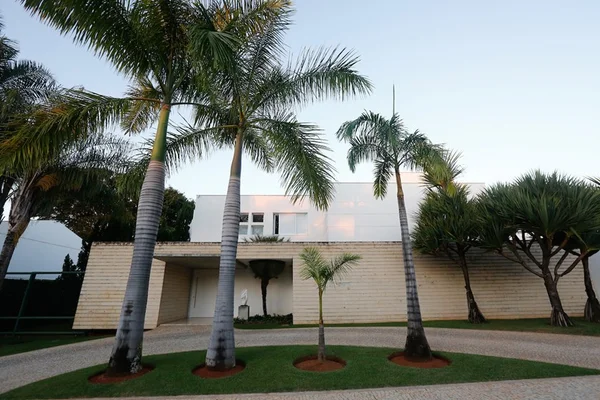 Conheça o bunker luxuoso onde Aécio Neves se refugia no Lago Sul