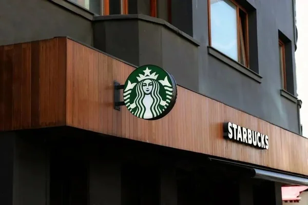 Fachada de loja da Starbucks, rede de cafeterias global - Metrópoles
