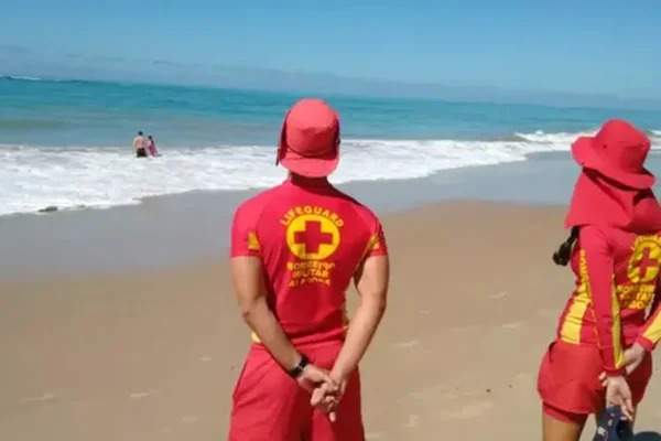 Bombeiros resgatam turistas em praia - Metrópoles