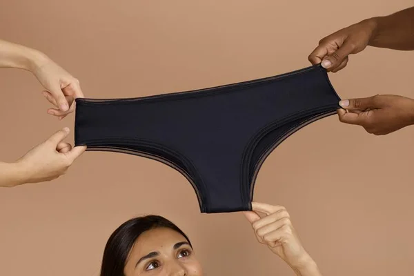Entenda como funciona a calcinha para menstruação usada por Bela Gil