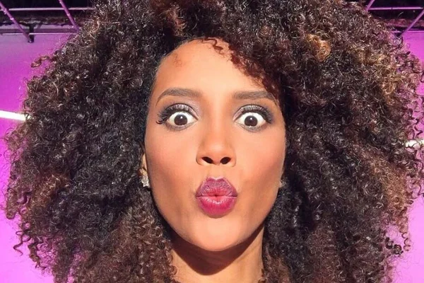 Taís Araújo admite ser chata com família: “Controlo pelo celular”