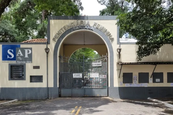 Imagem colorida de presídio em SP