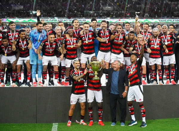 Foto colorida elenco do Flamengo - Metrópoles