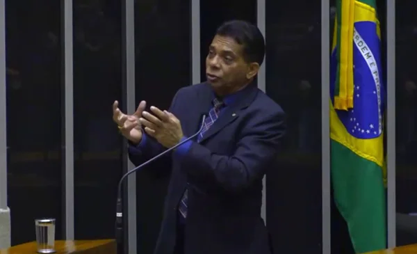 deputado federal Roberto Monteiro Pai (PL-RJ) apresentou um projeto de lei que concede ampla imunidade penal a humoristas