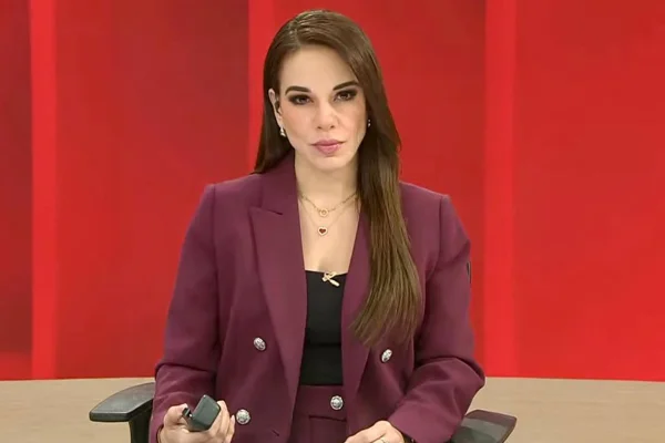 Apresentadora Debora Estrella morre durante aula de pilotagem de avião, aos 43 anos