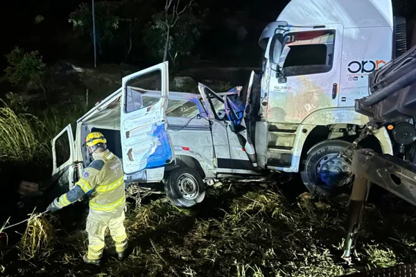 Imagem colorida de acidente entra van e carreta
