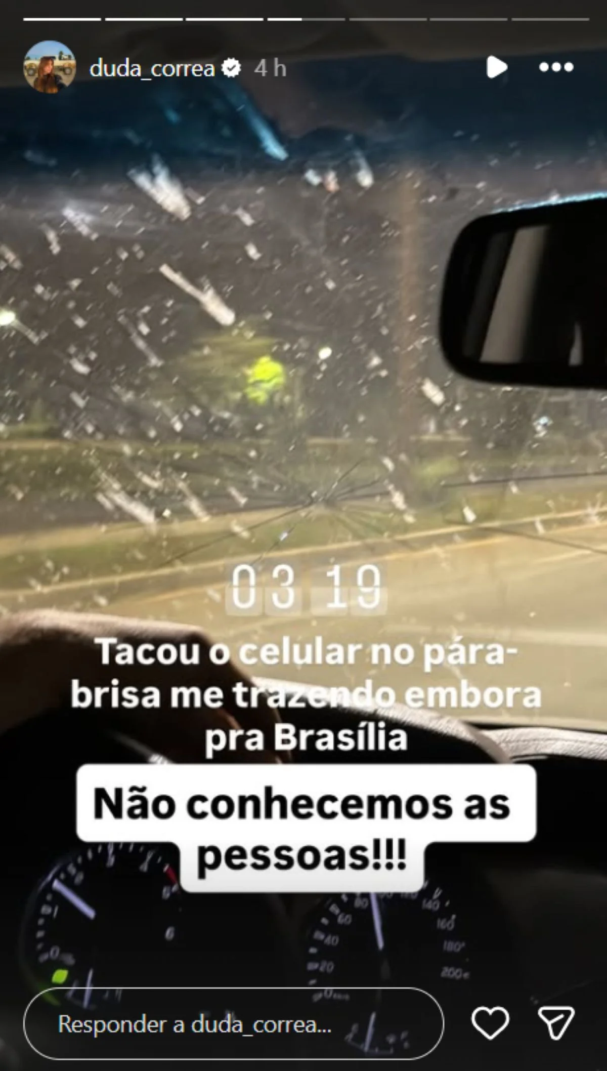 Corrêa também postou uma imagem do parabrisa de um carro quebrado. No post, ela disse que ele havia tacado o celular no vidro Corrêa também postou uma imagem do parabrisa de um carro quebrado. No post, ela disse que ele havia tacado o celular no vidro