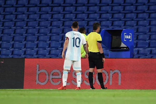 Messi reclama do VAR